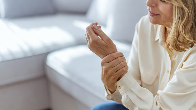 Persoană practicând yoga într-un mediu natural, simbolizând prevenția și starea de bine.
